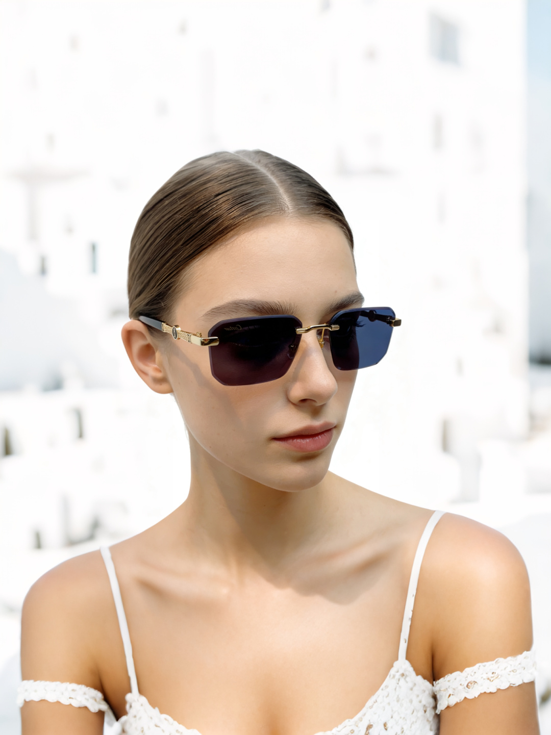 NO:768402,Cartier's 2026 new model abandons redundant frames, adopts frameless cutting technology, and outlines neat lines with neat rectangular lenses, focusing the visual focus entirely on the wearer himself, showing a high-end restrained luxury. The natural transition from deep to clear not only effectively blocks ultraviolet rays, but also gives the eyes a hazy atmosphere. Unisex glasses, sunglasses, sunglasses, glasses, cartier, cartier19860909Cartier卡地亚 2026新款摒弃冗余框架,采用无框切边工艺,以利落矩形镜片勾勒利落线条,将视觉焦点完全聚焦于佩戴者本身,尽显高级克制的奢华感.从深邃到清透的自然过渡,不仅有效阻隔紫外线,更赋予双眼朦胧氛围感 男女通用眼镜墨镜太阳镜,眼镜,cartier,cartier,glasses