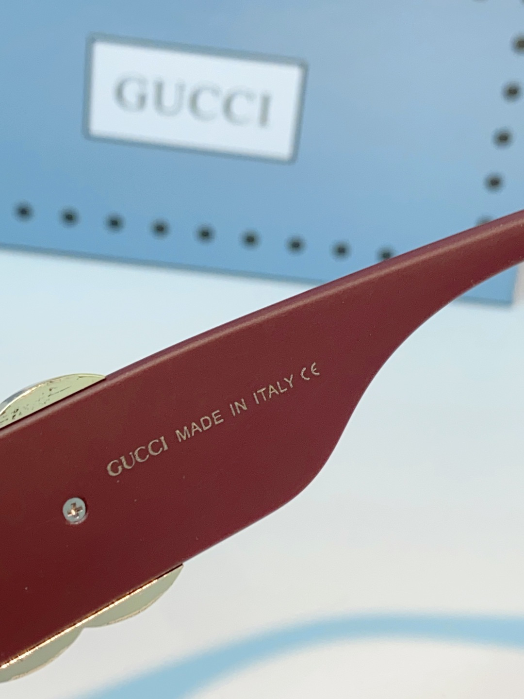 Gucci古奇 2026新款镜腿处标志性的互扣式双G金属饰件，以亮面黑金撞色设计呈现，既是GUCCI百年