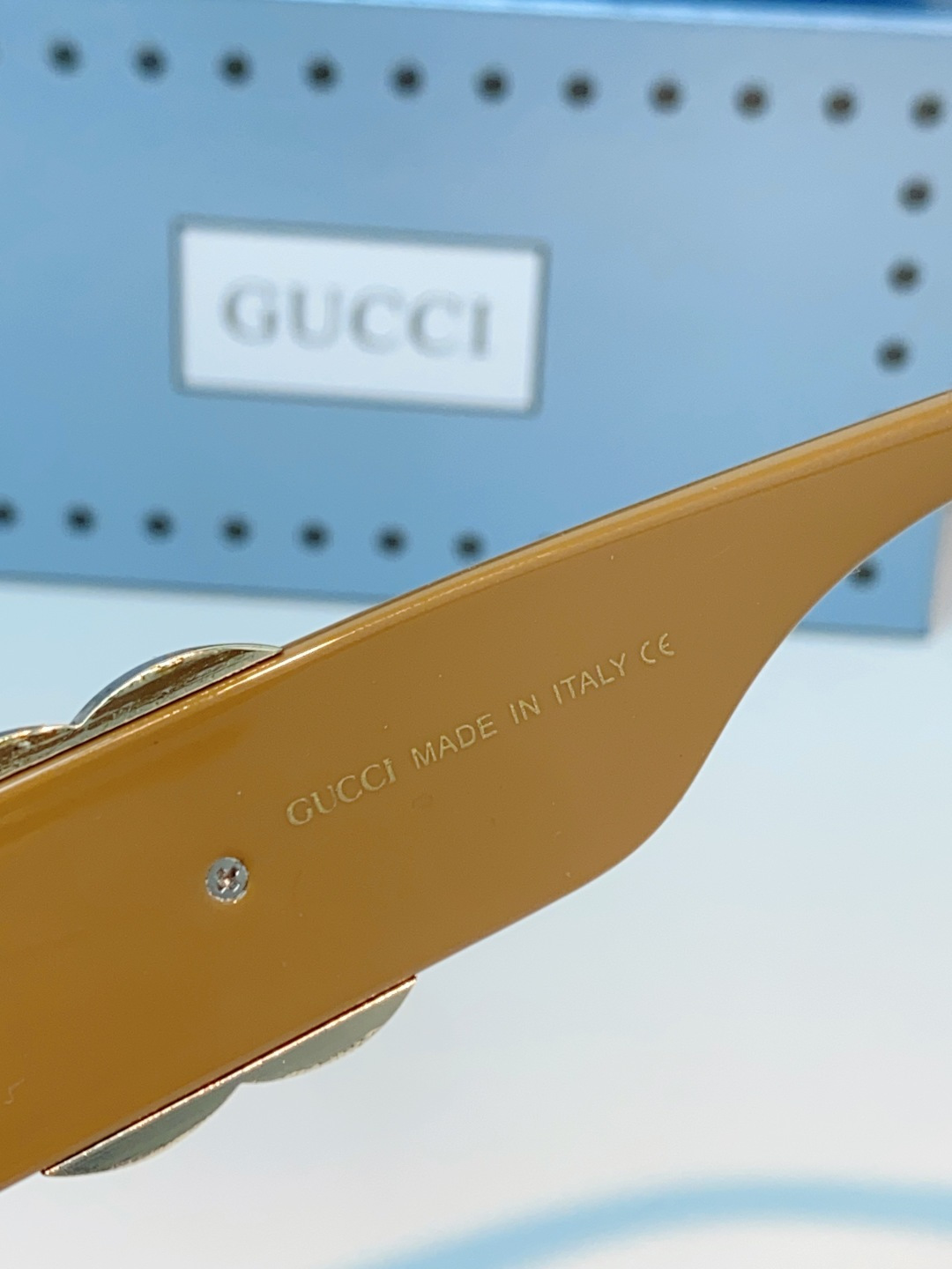 Gucci古奇 2026新款镜腿处标志性的互扣式双G金属饰件，以亮面黑金撞色设计呈现，既是GUCCI百年