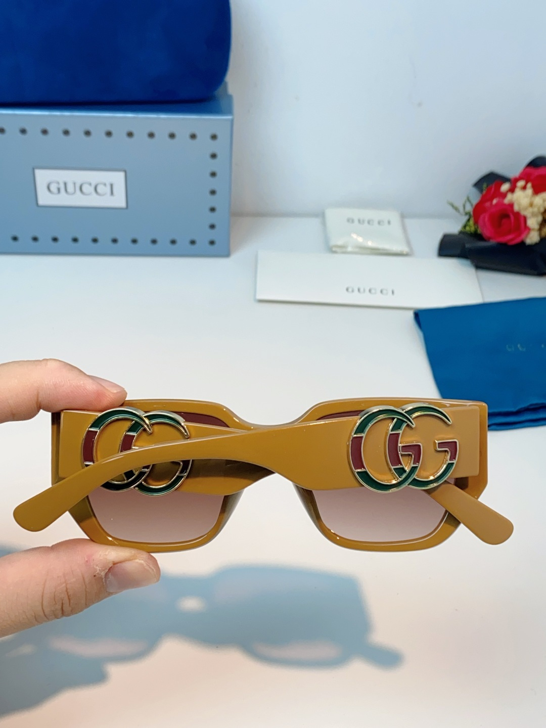 Gucci古奇 2026新款镜腿处标志性的互扣式双G金属饰件，以亮面黑金撞色设计呈现，既是GUCCI百年