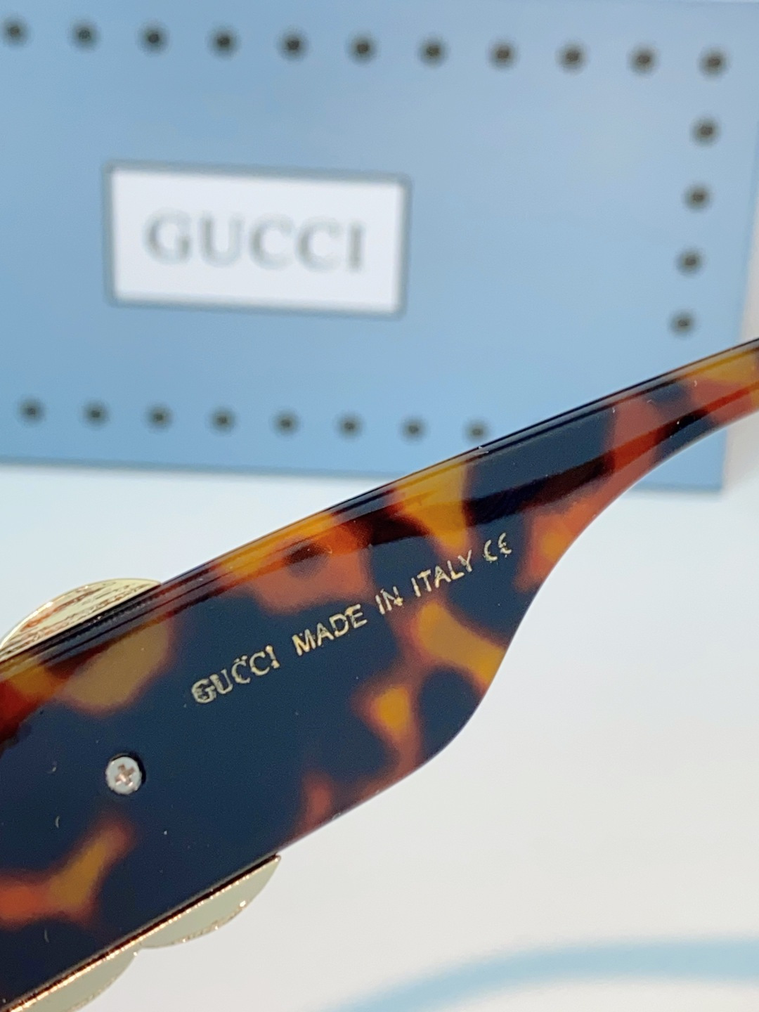 Gucci古奇 2026新款镜腿处标志性的互扣式双G金属饰件，以亮面黑金撞色设计呈现，既是GUCCI百年