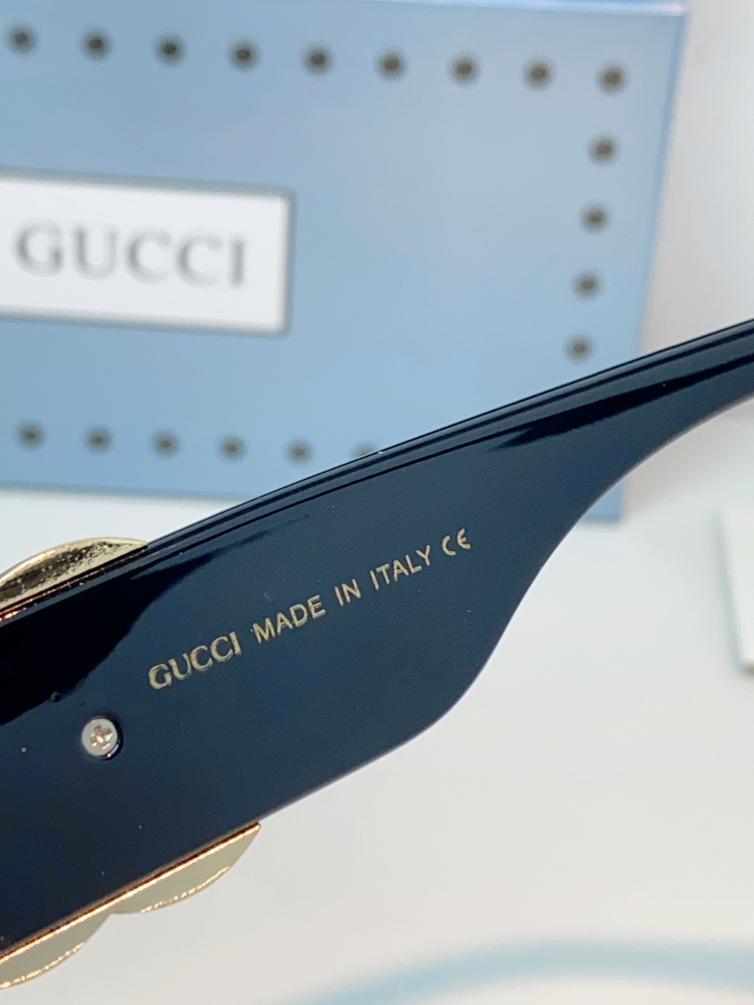 Gucci古奇 2026新款镜腿处标志性的互扣式双G金属饰件，以亮面黑金撞色设计呈现，既是GUCCI百年