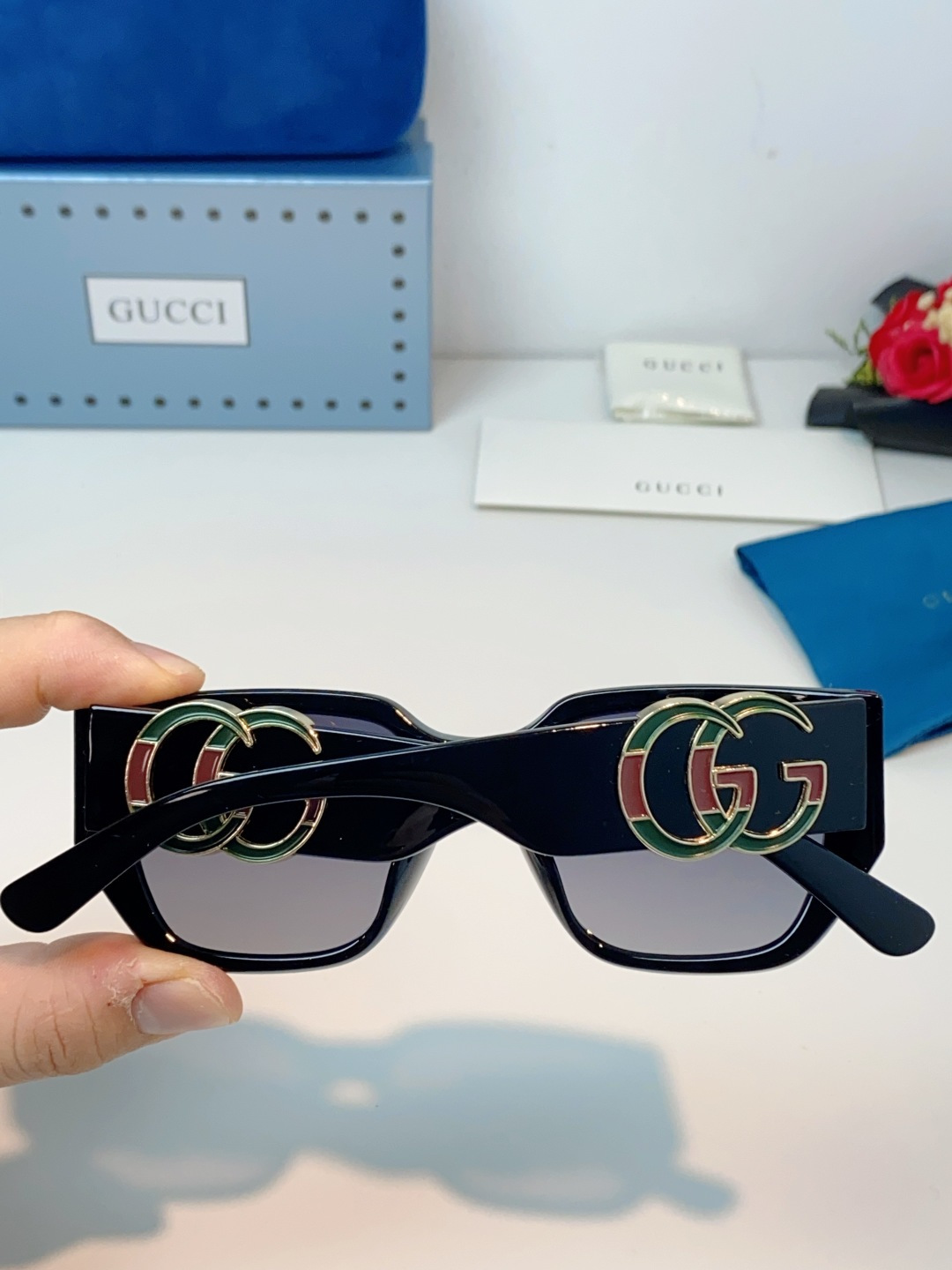 Gucci古奇 2026新款镜腿处标志性的互扣式双G金属饰件，以亮面黑金撞色设计呈现，既是GUCCI百年