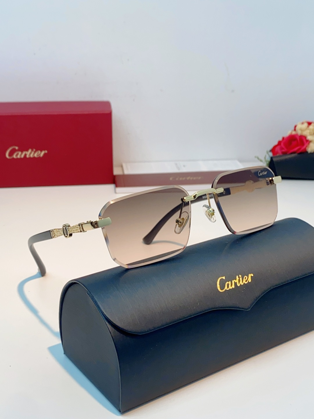 Cartier卡地亚 2026新款摒弃冗余框架，采用无框切边工艺，以利落矩形镜片勾勒利落线条，将视觉焦点