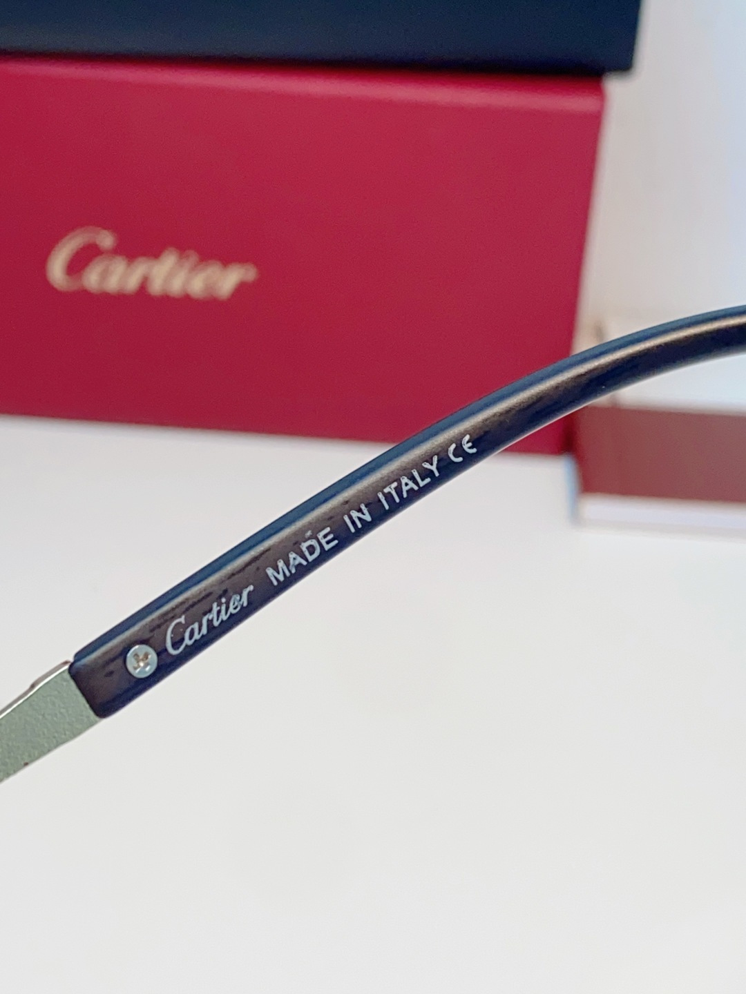 Cartier卡地亚 2026新款摒弃冗余框架，采用无框切边工艺，以利落矩形镜片勾勒利落线条，将视觉焦点