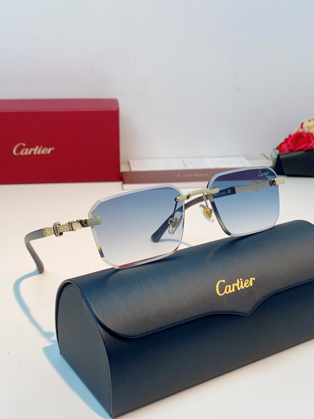 Cartier卡地亚 2026新款摒弃冗余框架，采用无框切边工艺，以利落矩形镜片勾勒利落线条，将视觉焦点