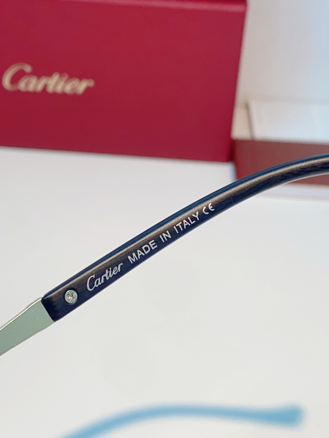 Cartier卡地亚 2026新款摒弃冗余框架，采用无框切边工艺，以利落矩形镜片勾勒利落线条，将视觉焦点