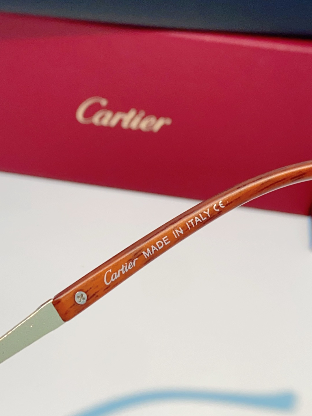 Cartier卡地亚 2026新款摒弃冗余框架，采用无框切边工艺，以利落矩形镜片勾勒利落线条，将视觉焦点