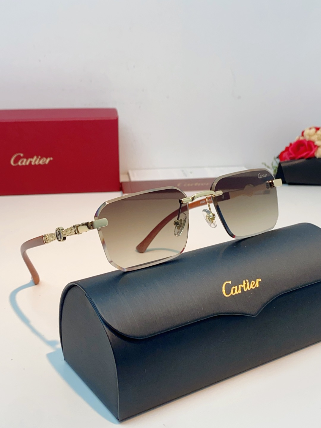 Cartier卡地亚 2026新款摒弃冗余框架，采用无框切边工艺，以利落矩形镜片勾勒利落线条，将视觉焦点