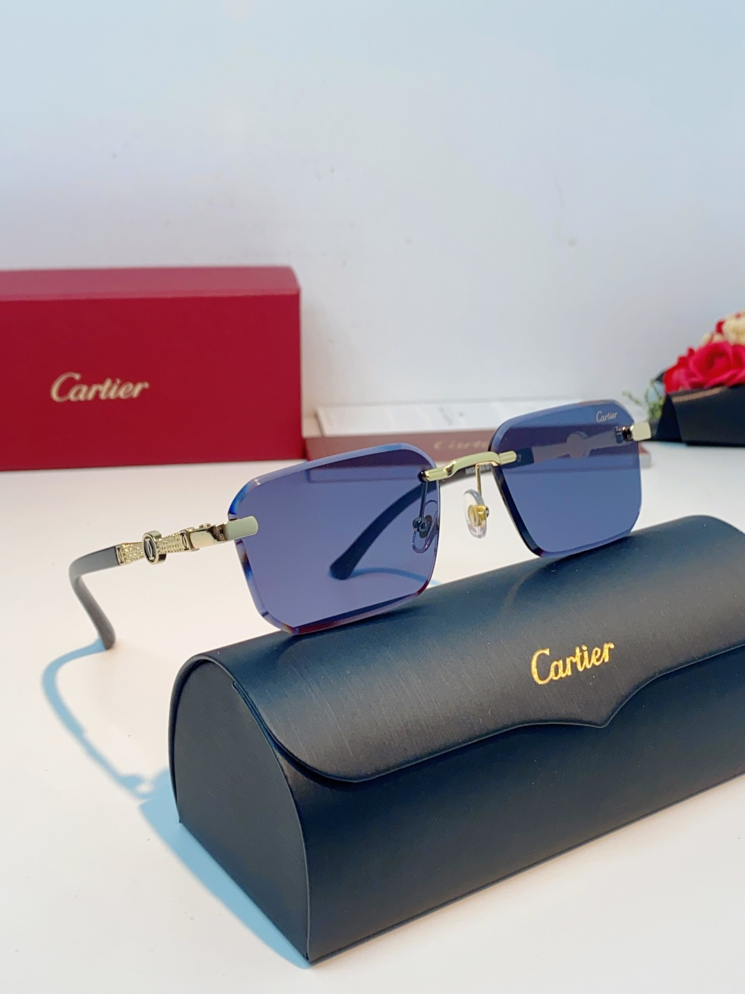 Cartier卡地亚 2026新款摒弃冗余框架，采用无框切边工艺，以利落矩形镜片勾勒利落线条，将视觉焦点
