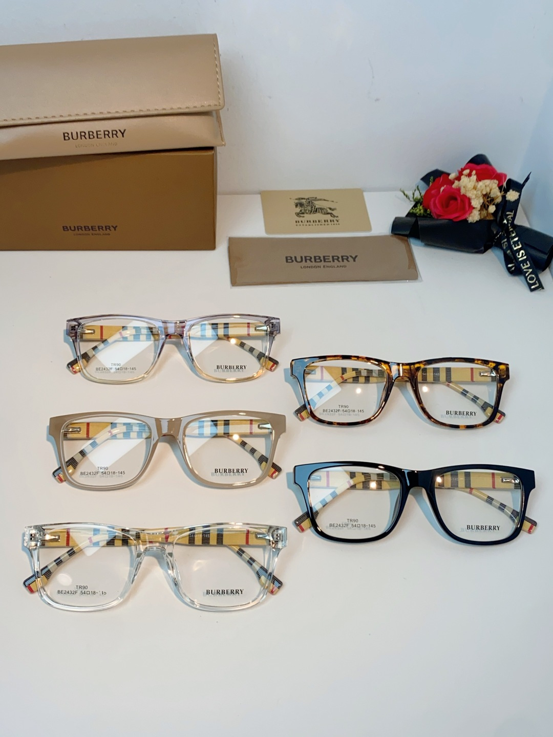 Burberry巴宝莉 2026新款经典格纹光学镜🕶️百年英伦经典格纹灵魂设计百搭黑框方圆版型，修饰脸型