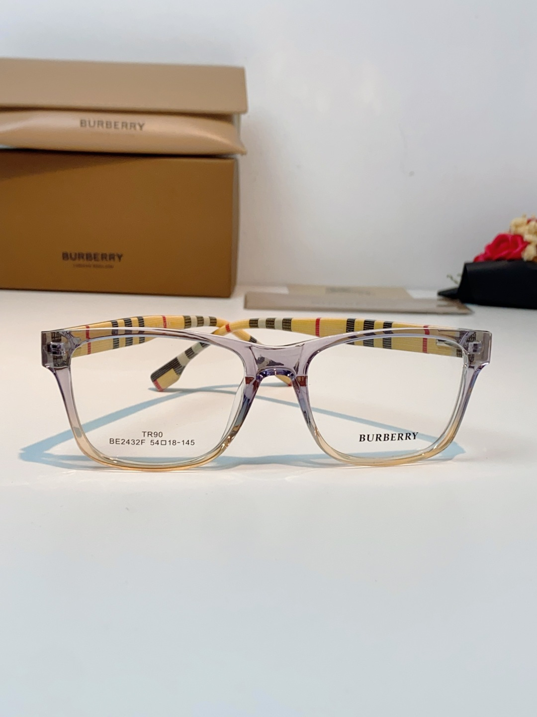 Burberry巴宝莉 2026新款经典格纹光学镜🕶️百年英伦经典格纹灵魂设计百搭黑框方圆版型，修饰脸型