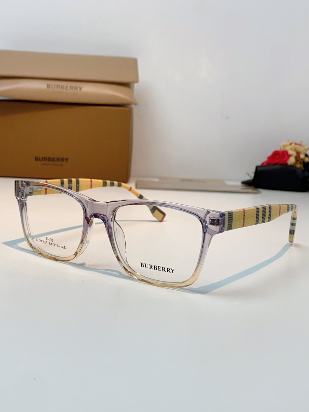 Burberry巴宝莉 2026新款经典格纹光学镜🕶️百年英伦经典格纹灵魂设计百搭黑框方圆版型，修饰脸型