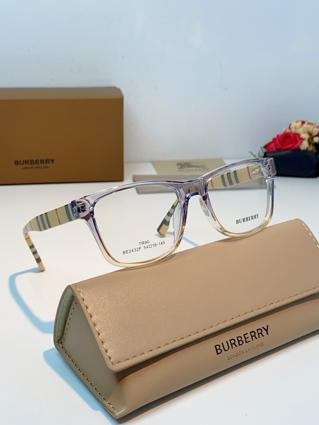 Burberry巴宝莉 2026新款经典格纹光学镜🕶️百年英伦经典格纹灵魂设计百搭黑框方圆版型，修饰脸型