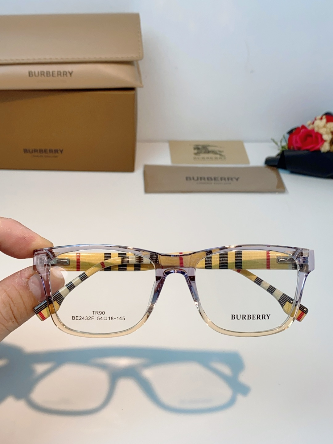 Burberry巴宝莉 2026新款经典格纹光学镜🕶️百年英伦经典格纹灵魂设计百搭黑框方圆版型，修饰脸型