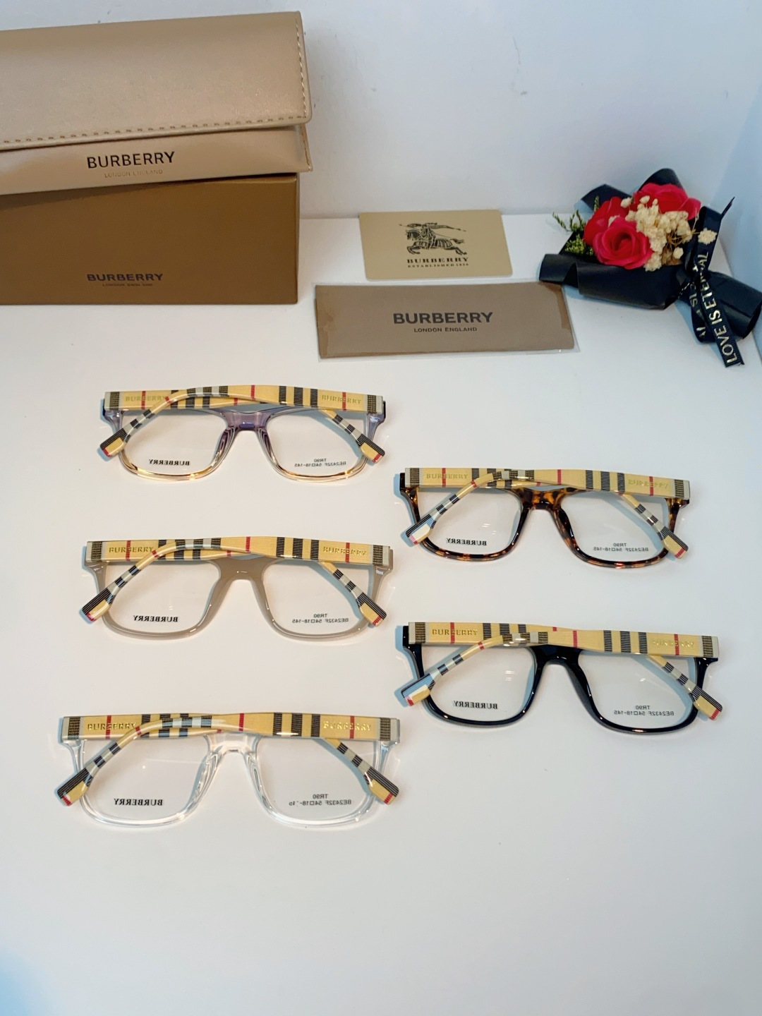Burberry巴宝莉 2026新款经典格纹光学镜🕶️百年英伦经典格纹灵魂设计百搭黑框方圆版型，修饰脸型