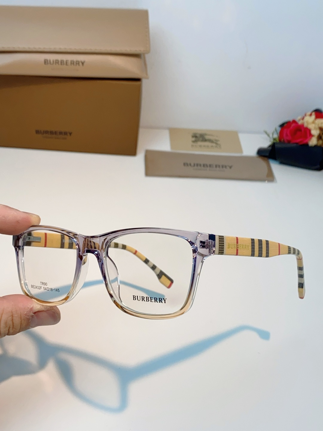 Burberry巴宝莉 2026新款经典格纹光学镜🕶️百年英伦经典格纹灵魂设计百搭黑框方圆版型，修饰脸型