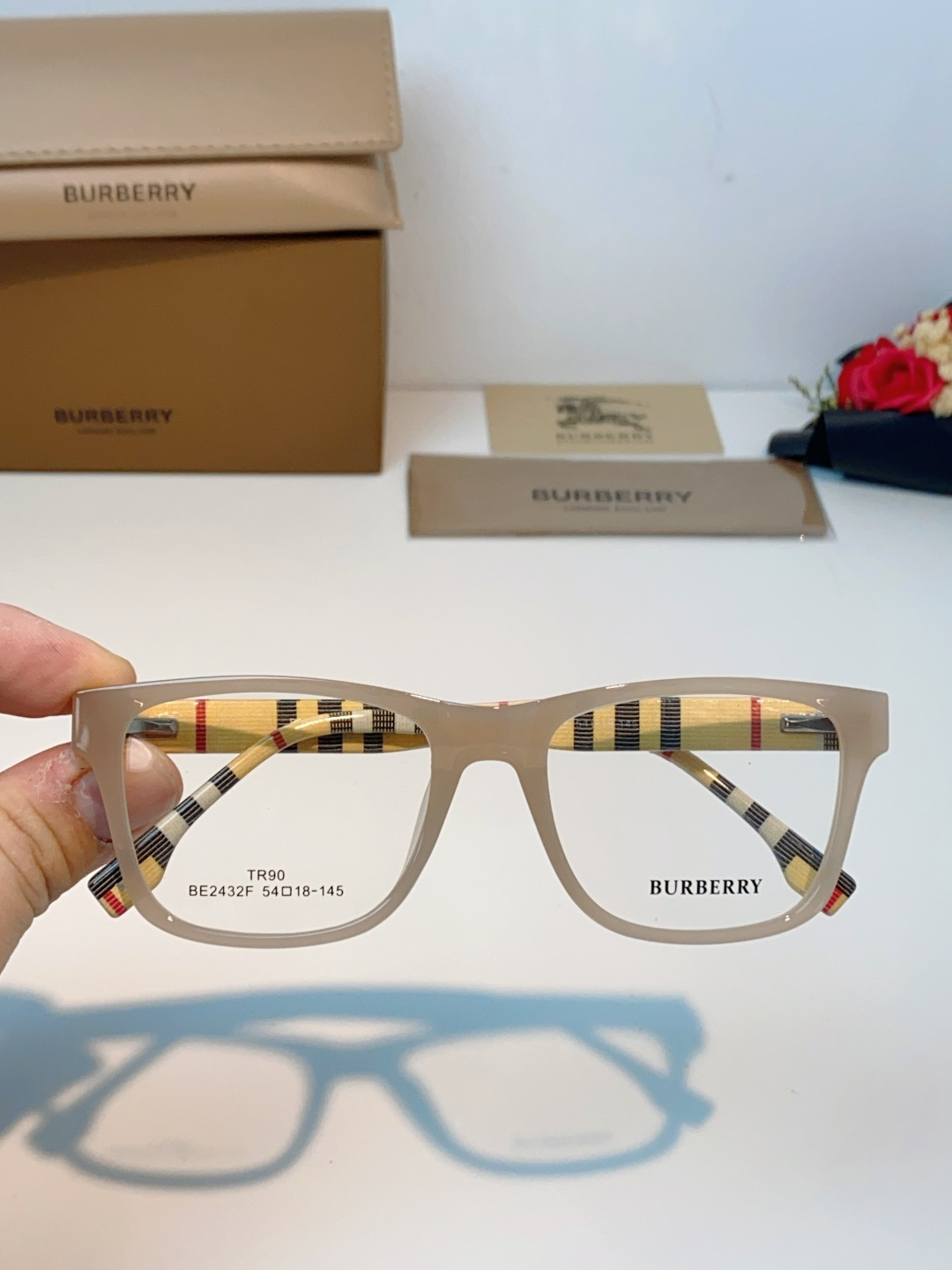 Burberry巴宝莉 2026新款经典格纹光学镜🕶️百年英伦经典格纹灵魂设计百搭黑框方圆版型，修饰脸型