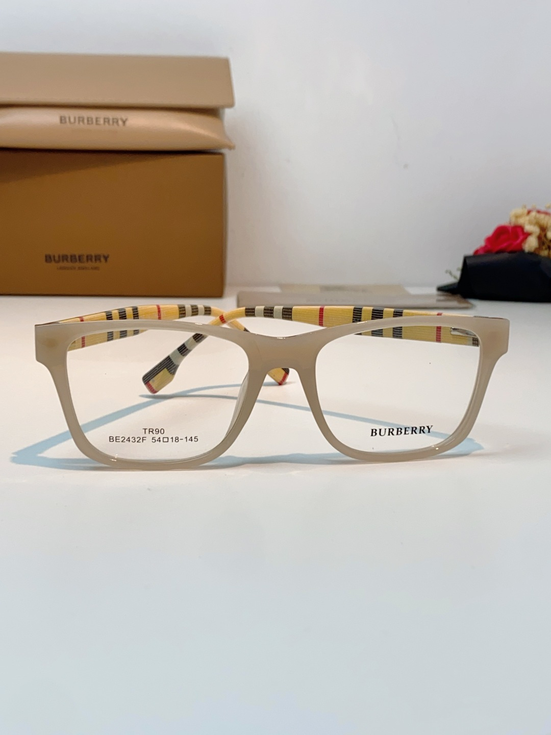 Burberry巴宝莉 2026新款经典格纹光学镜🕶️百年英伦经典格纹灵魂设计百搭黑框方圆版型，修饰脸型