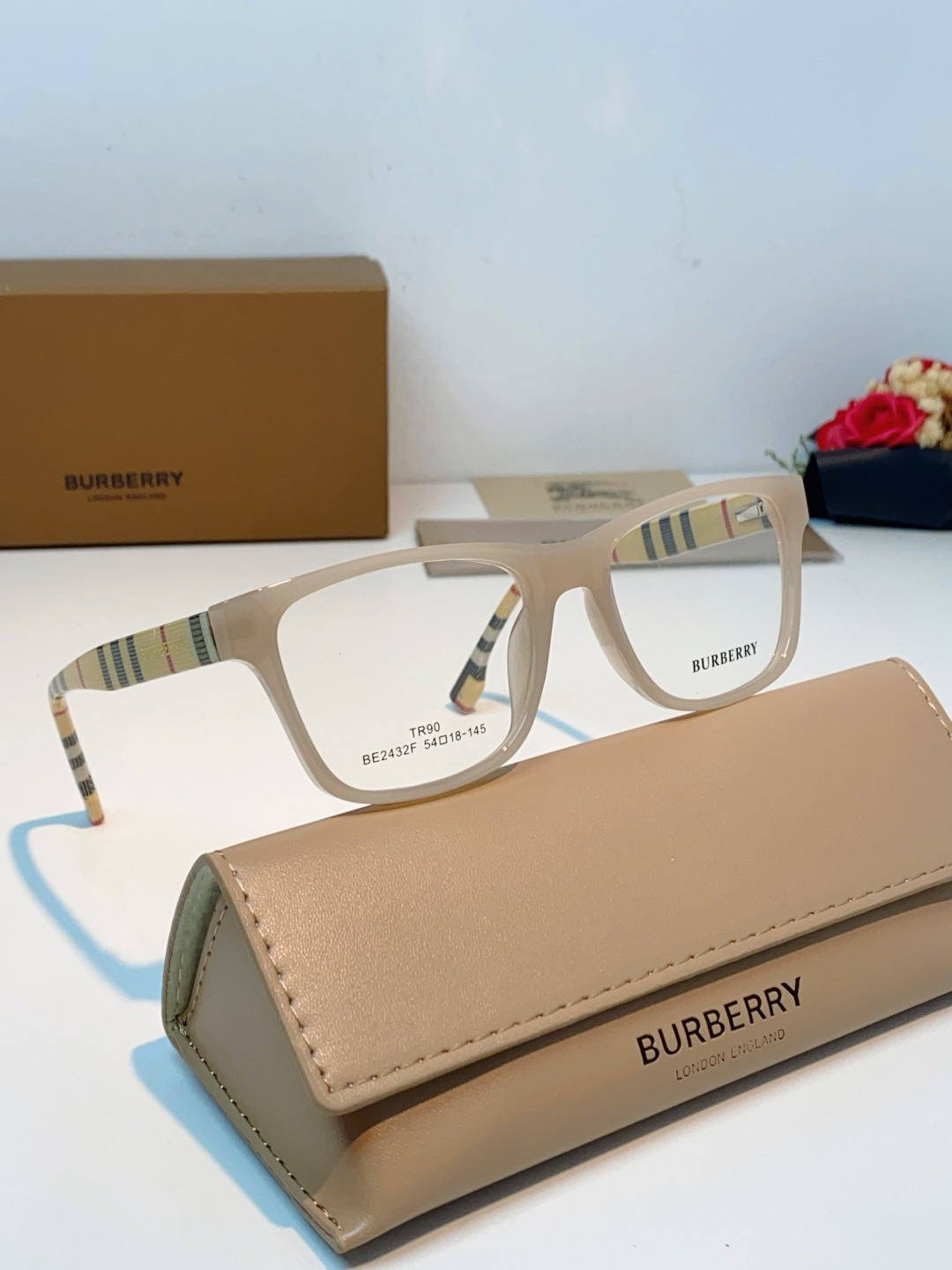 Burberry巴宝莉 2026新款经典格纹光学镜🕶️百年英伦经典格纹灵魂设计百搭黑框方圆版型，修饰脸型