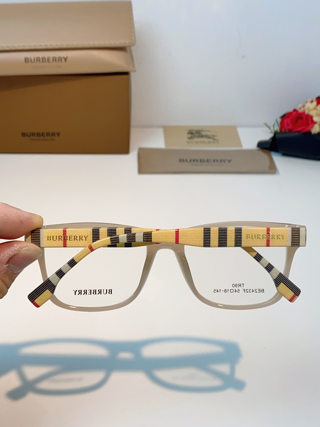 Burberry巴宝莉 2026新款经典格纹光学镜🕶️百年英伦经典格纹灵魂设计百搭黑框方圆版型，修饰脸型