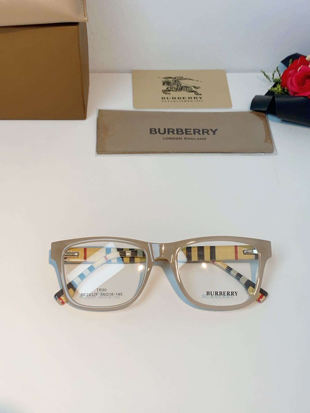 Burberry巴宝莉 2026新款经典格纹光学镜🕶️百年英伦经典格纹灵魂设计百搭黑框方圆版型，修饰脸型