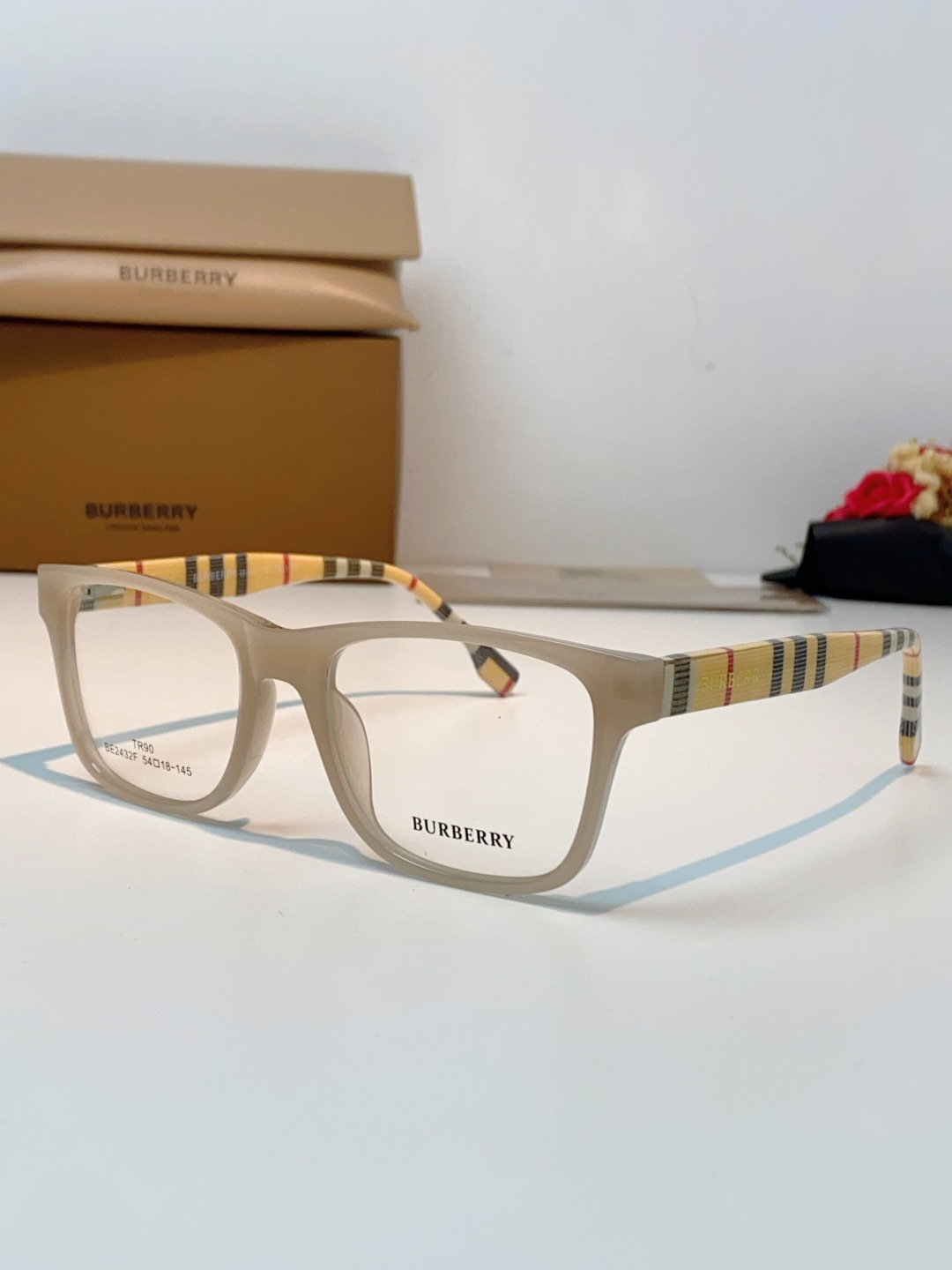 Burberry巴宝莉 2026新款经典格纹光学镜🕶️百年英伦经典格纹灵魂设计百搭黑框方圆版型，修饰脸型