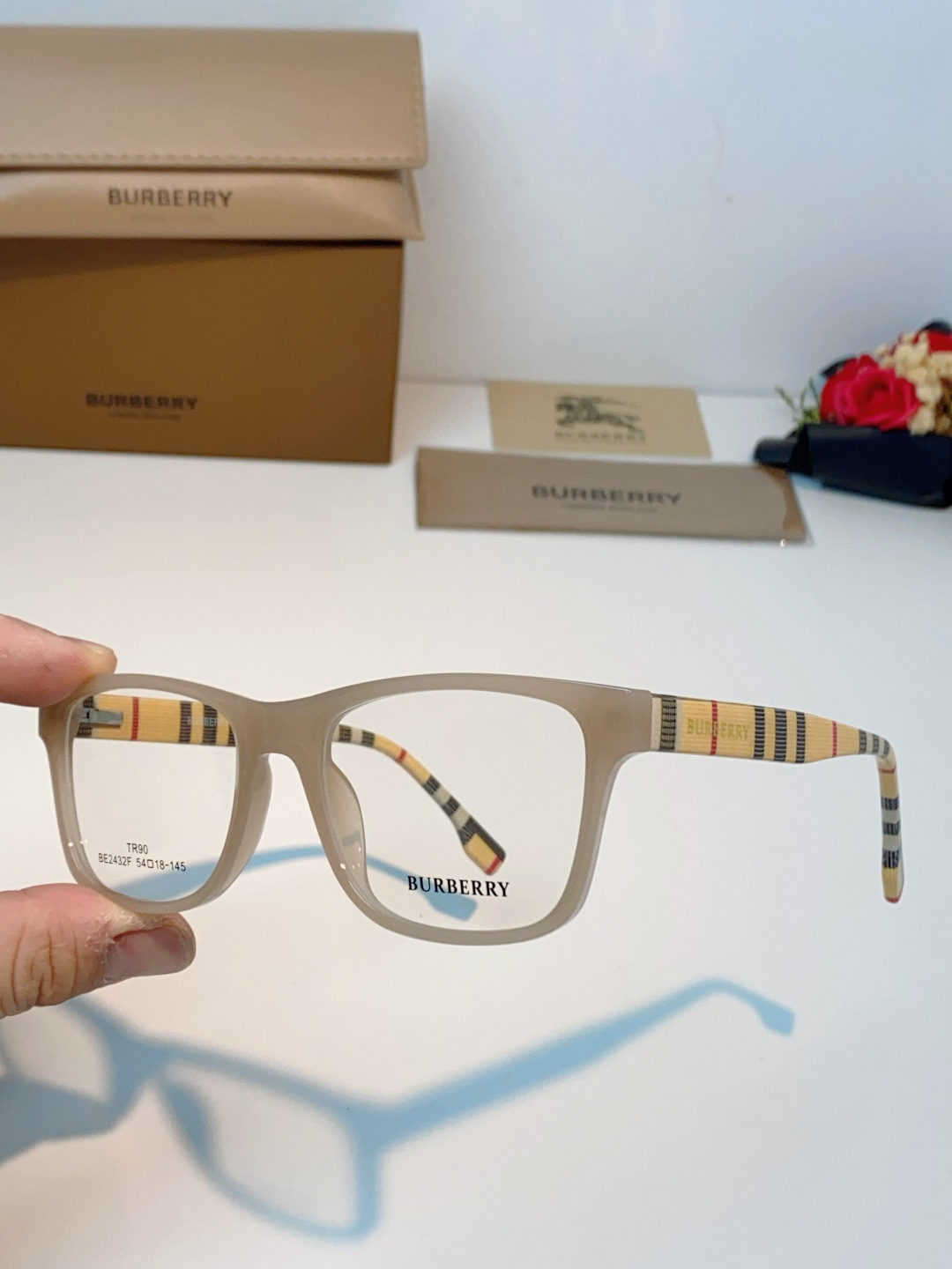 Burberry巴宝莉 2026新款经典格纹光学镜🕶️百年英伦经典格纹灵魂设计百搭黑框方圆版型，修饰脸型