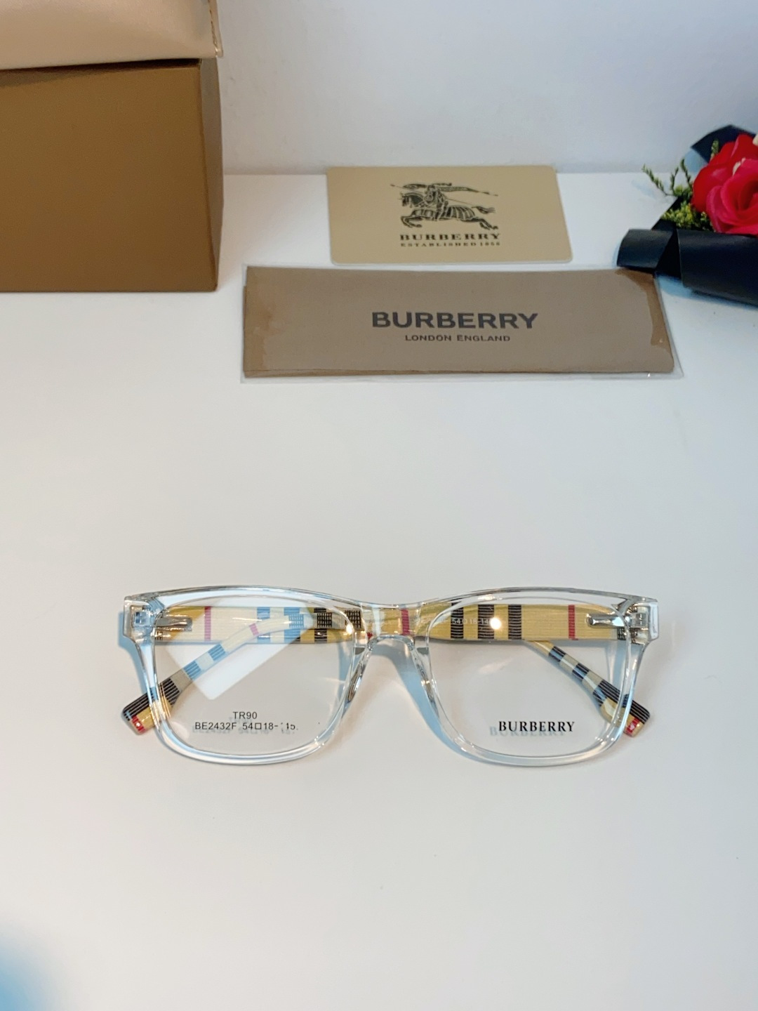 Burberry巴宝莉 2026新款经典格纹光学镜🕶️百年英伦经典格纹灵魂设计百搭黑框方圆版型，修饰脸型