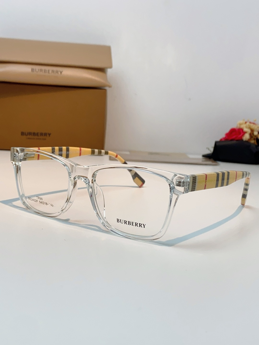 Burberry巴宝莉 2026新款经典格纹光学镜🕶️百年英伦经典格纹灵魂设计百搭黑框方圆版型，修饰脸型