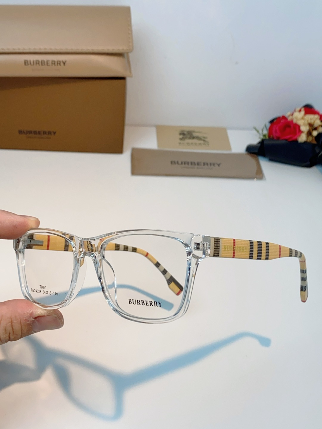 Burberry巴宝莉 2026新款经典格纹光学镜🕶️百年英伦经典格纹灵魂设计百搭黑框方圆版型，修饰脸型