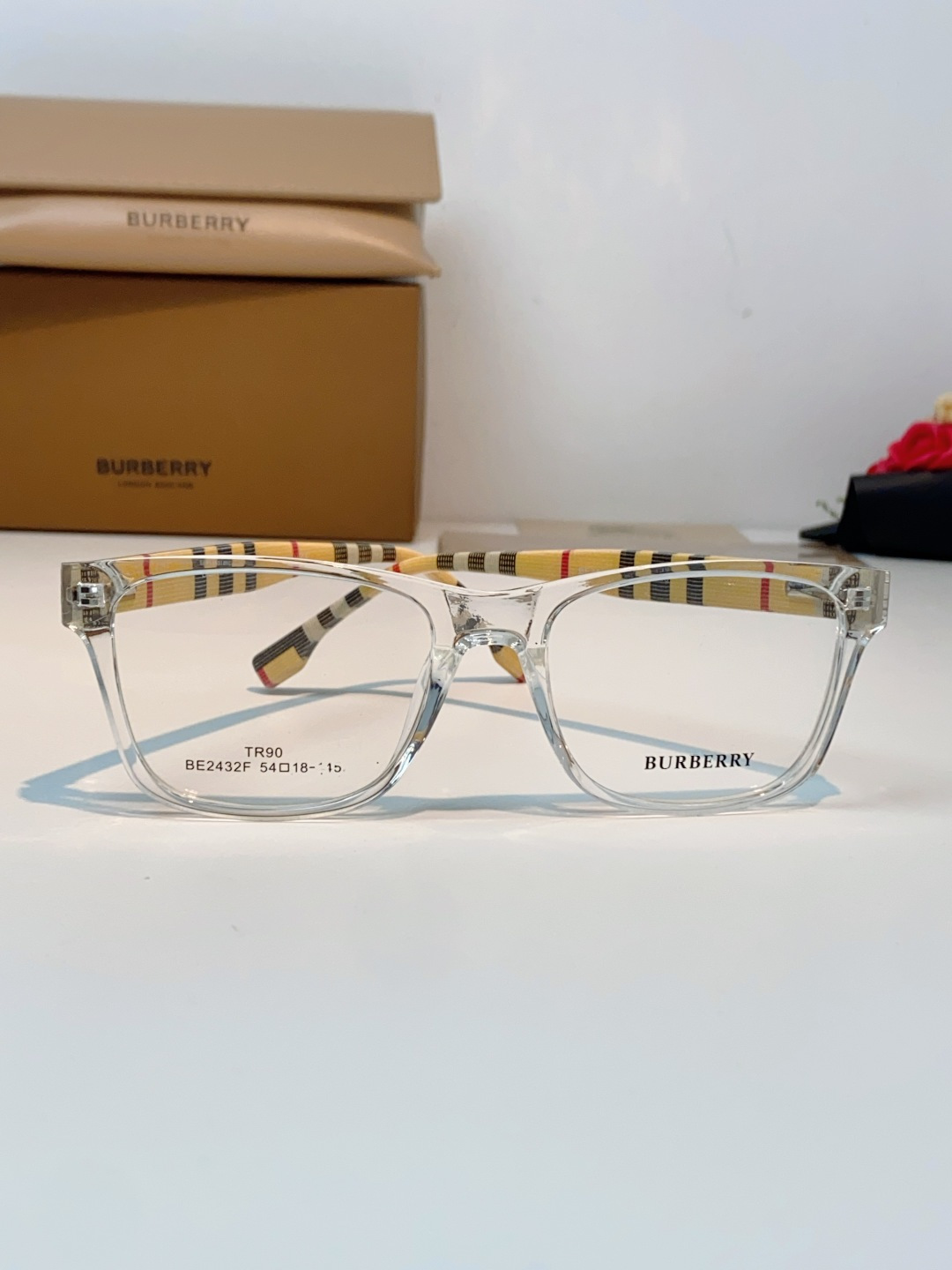 Burberry巴宝莉 2026新款经典格纹光学镜🕶️百年英伦经典格纹灵魂设计百搭黑框方圆版型，修饰脸型