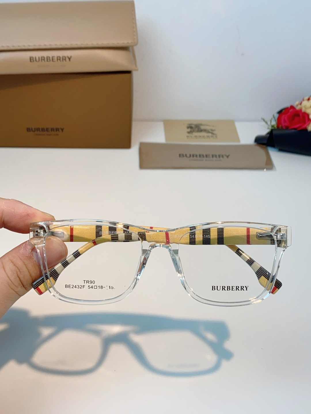 Burberry巴宝莉 2026新款经典格纹光学镜🕶️百年英伦经典格纹灵魂设计百搭黑框方圆版型，修饰脸型