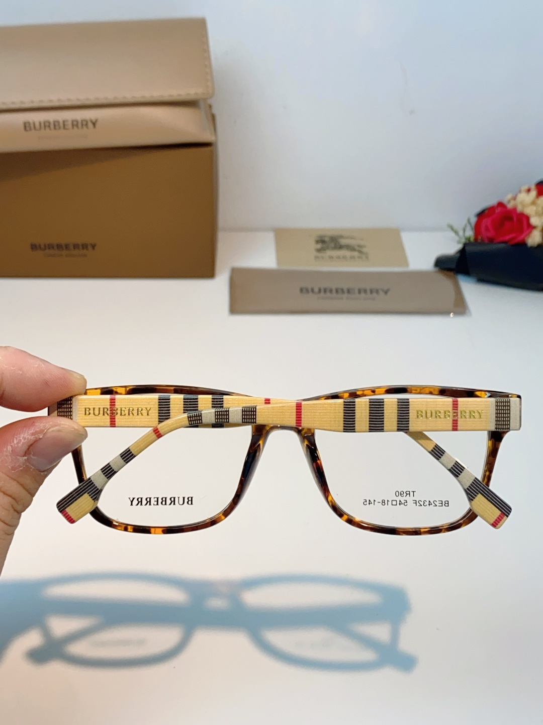 Burberry巴宝莉 2026新款经典格纹光学镜🕶️百年英伦经典格纹灵魂设计百搭黑框方圆版型，修饰脸型