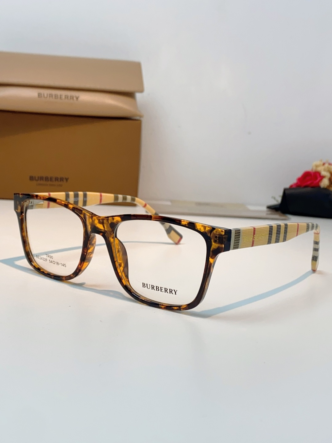 Burberry巴宝莉 2026新款经典格纹光学镜🕶️百年英伦经典格纹灵魂设计百搭黑框方圆版型，修饰脸型