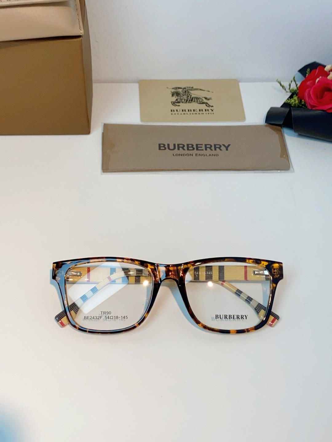 Burberry巴宝莉 2026新款经典格纹光学镜🕶️百年英伦经典格纹灵魂设计百搭黑框方圆版型，修饰脸型