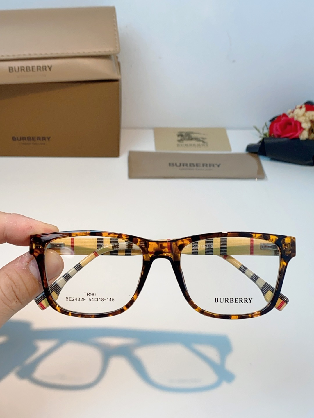 Burberry巴宝莉 2026新款经典格纹光学镜🕶️百年英伦经典格纹灵魂设计百搭黑框方圆版型，修饰脸型