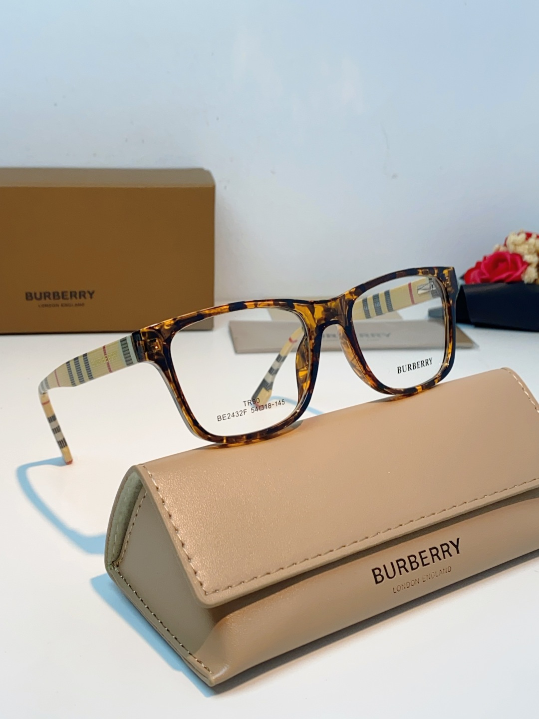 Burberry巴宝莉 2026新款经典格纹光学镜🕶️百年英伦经典格纹灵魂设计百搭黑框方圆版型，修饰脸型
