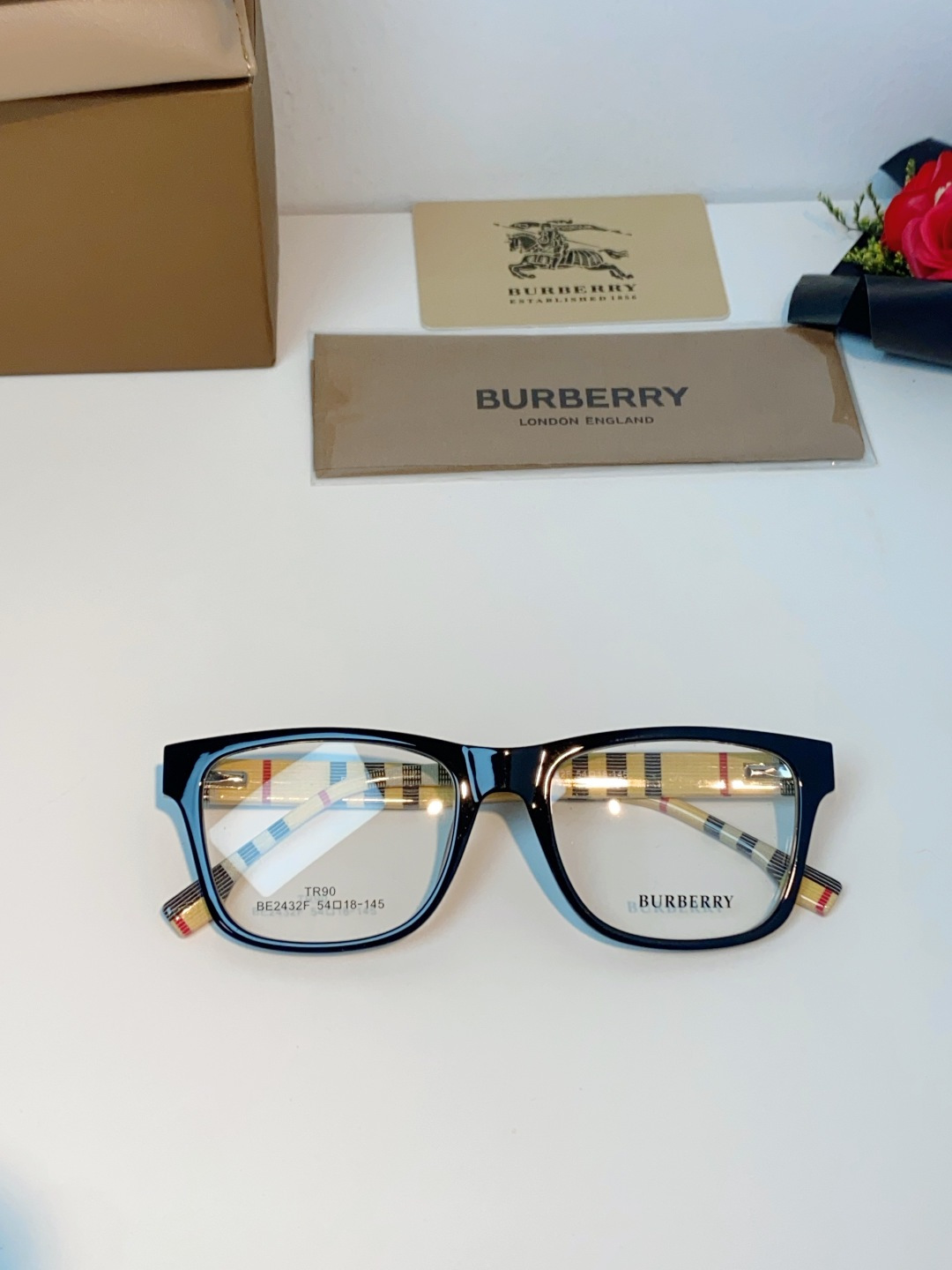 Burberry巴宝莉 2026新款经典格纹光学镜🕶️百年英伦经典格纹灵魂设计百搭黑框方圆版型，修饰脸型
