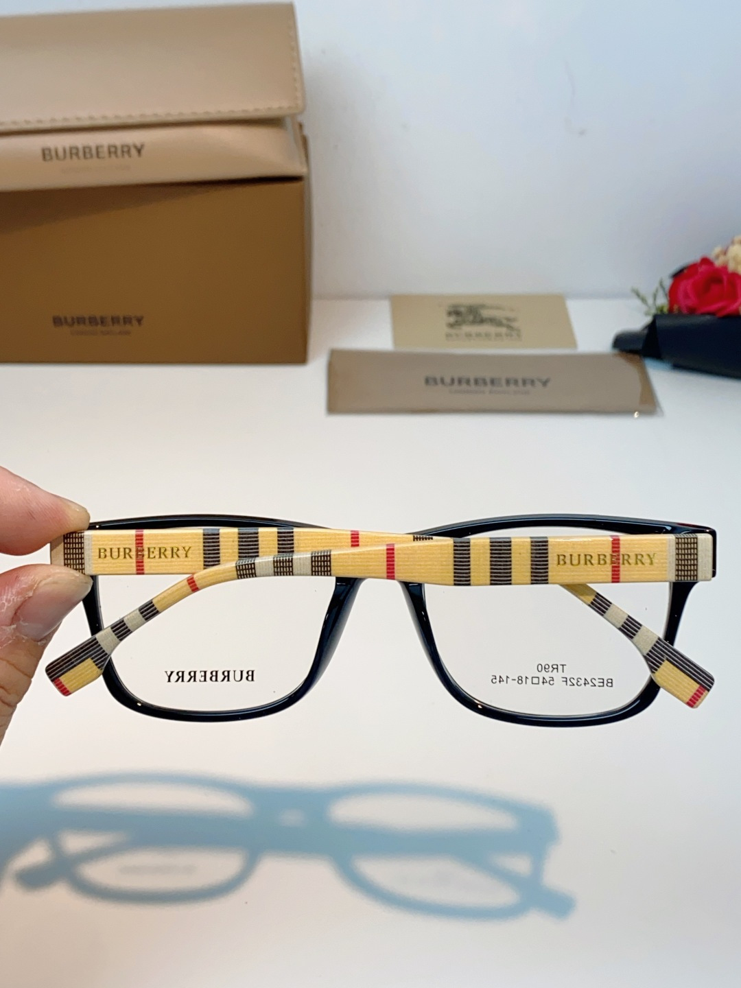 Burberry巴宝莉 2026新款经典格纹光学镜🕶️百年英伦经典格纹灵魂设计百搭黑框方圆版型，修饰脸型