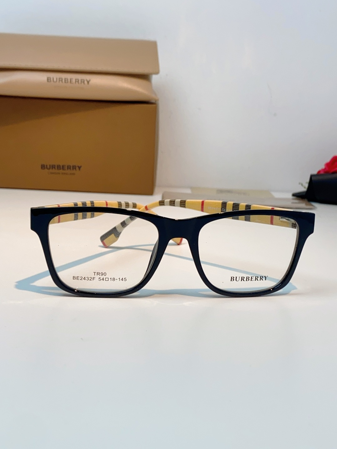 Burberry巴宝莉 2026新款经典格纹光学镜🕶️百年英伦经典格纹灵魂设计百搭黑框方圆版型，修饰脸型