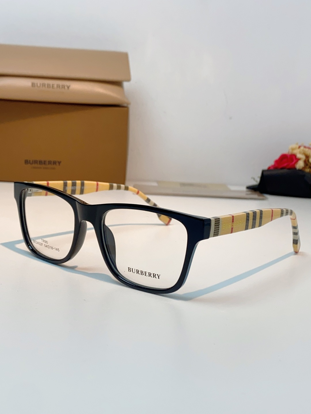 Burberry巴宝莉 2026新款经典格纹光学镜🕶️百年英伦经典格纹灵魂设计百搭黑框方圆版型，修饰脸型