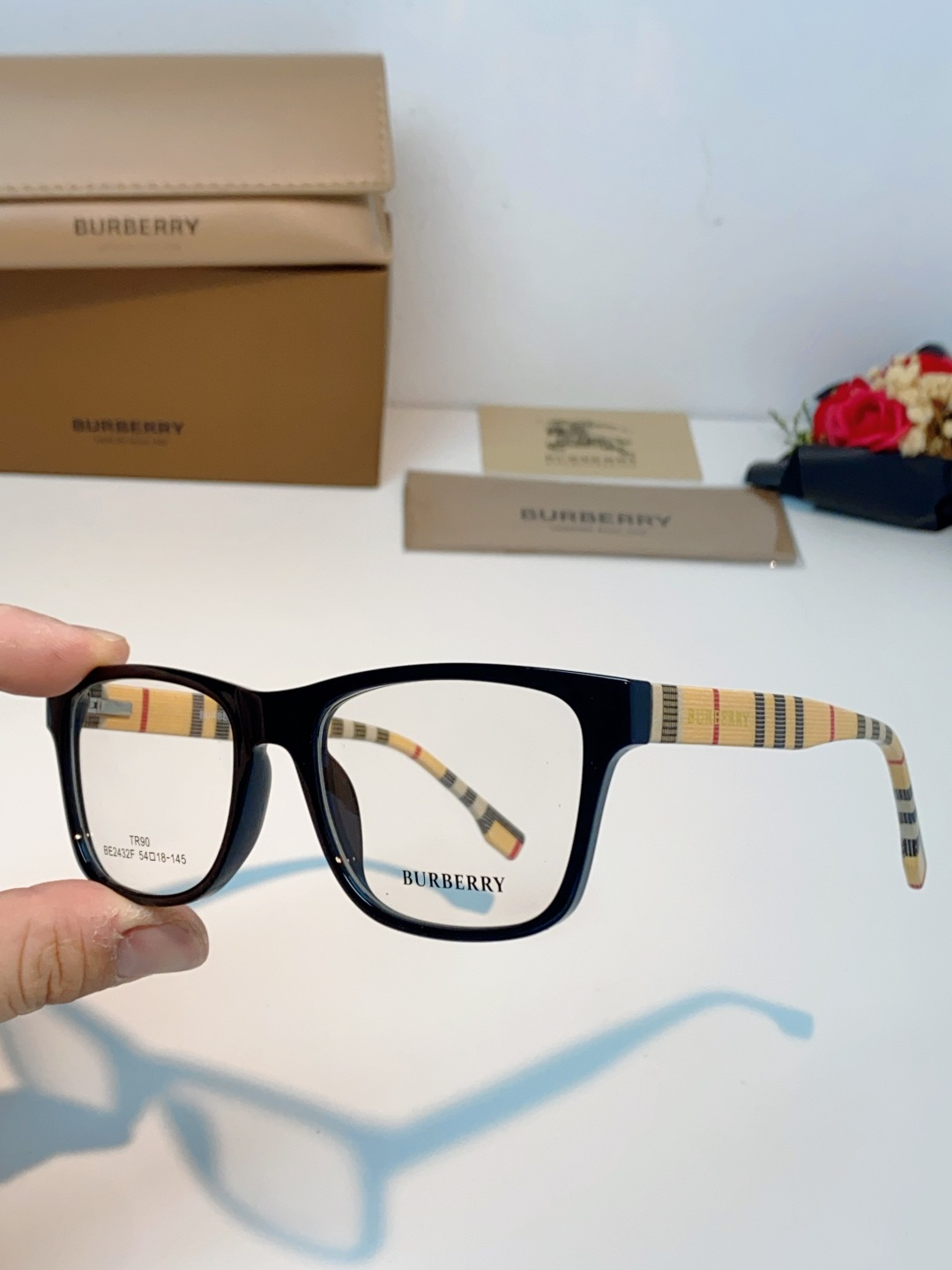 Burberry巴宝莉 2026新款经典格纹光学镜🕶️百年英伦经典格纹灵魂设计百搭黑框方圆版型，修饰脸型