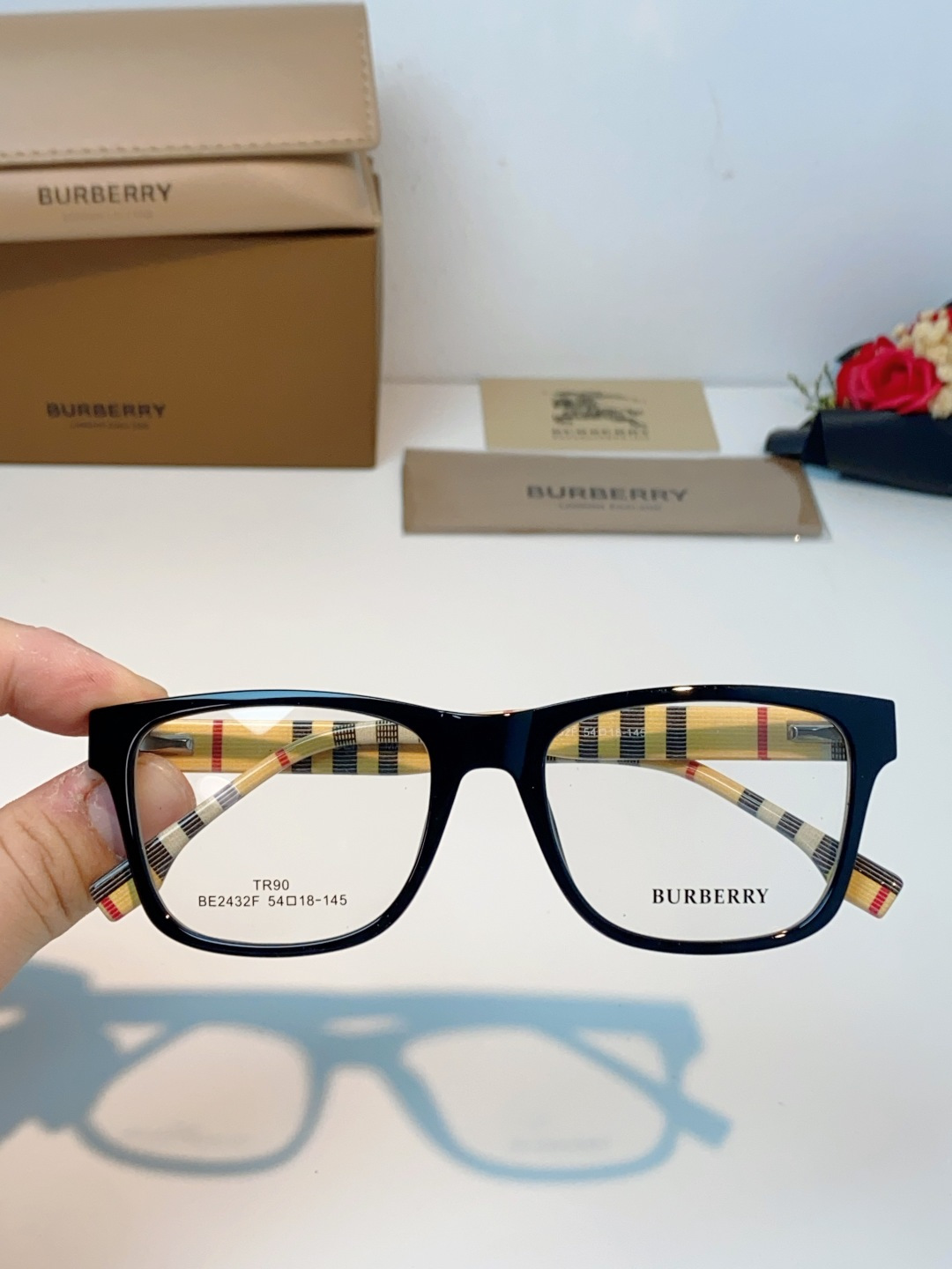 Burberry巴宝莉 2026新款经典格纹光学镜🕶️百年英伦经典格纹灵魂设计百搭黑框方圆版型，修饰脸型