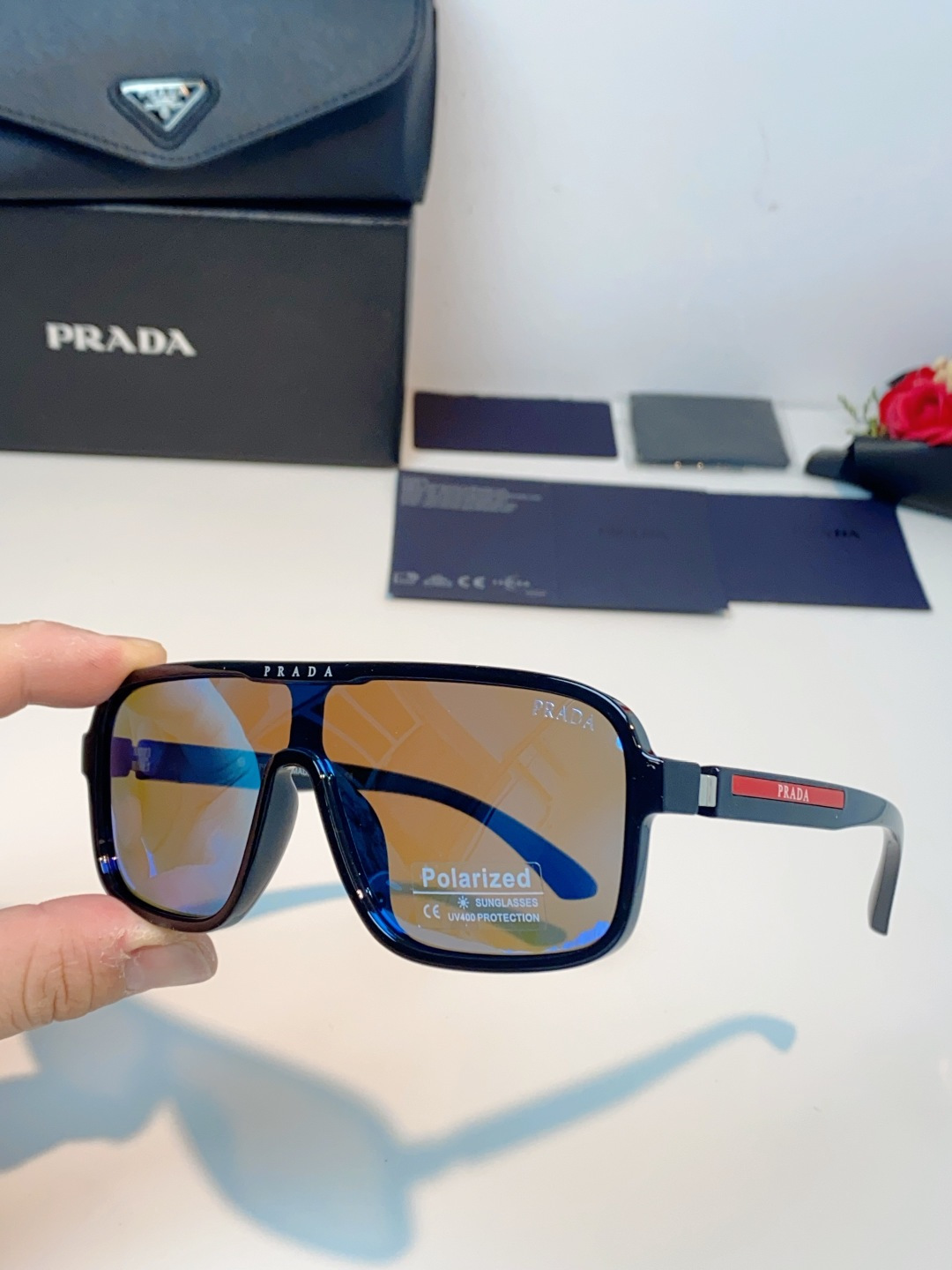 Prada普拉达 2026新款一眼沦陷的奢潮设计，解锁全年穿搭高光，普拉达这款大框飞行员太阳镜，把复古运