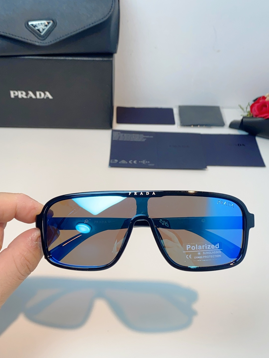 Prada普拉达 2026新款一眼沦陷的奢潮设计，解锁全年穿搭高光，普拉达这款大框飞行员太阳镜，把复古运