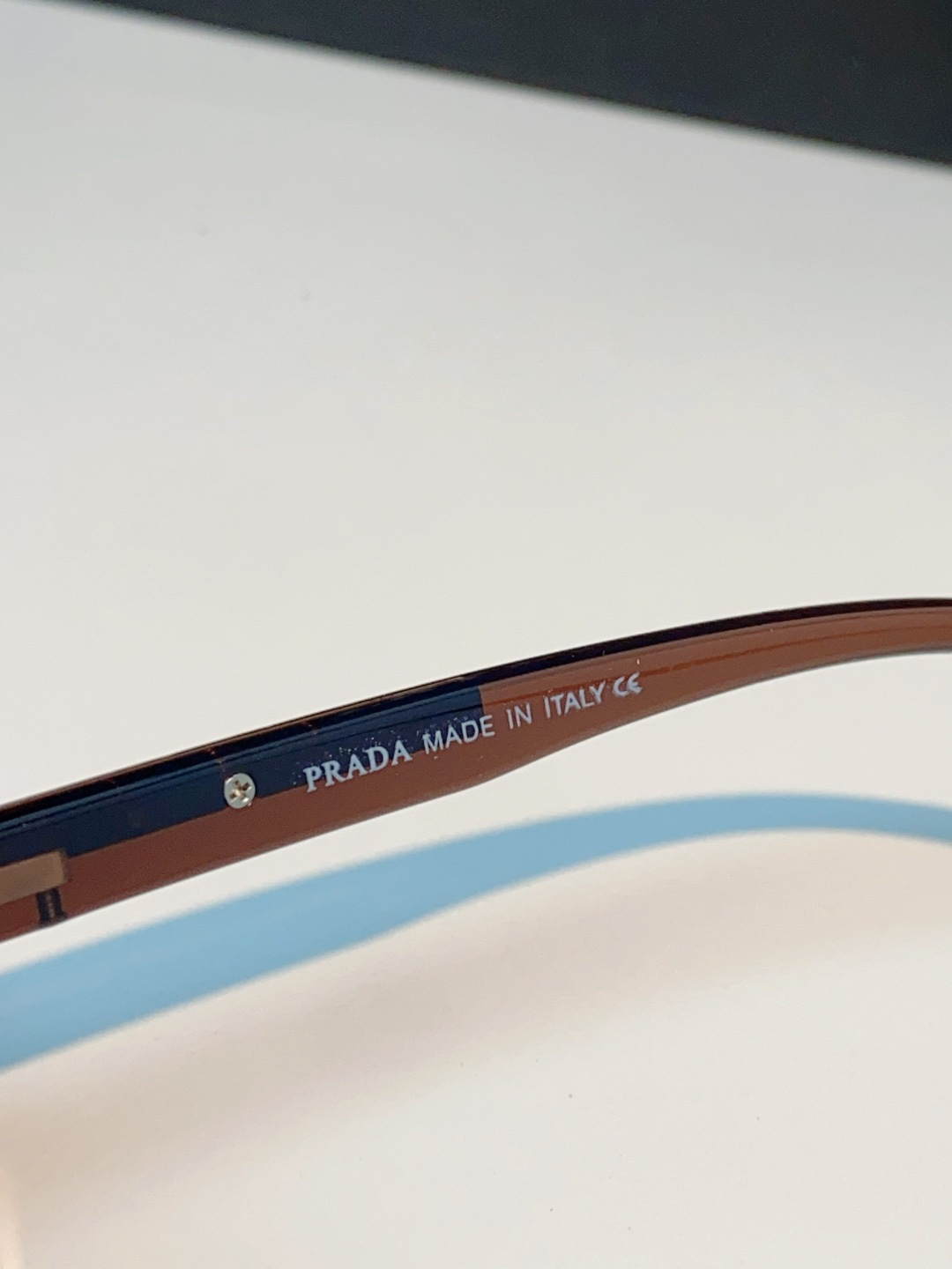 Prada普拉达 2026新款一眼沦陷的奢潮设计，解锁全年穿搭高光，普拉达这款大框飞行员太阳镜，把复古运