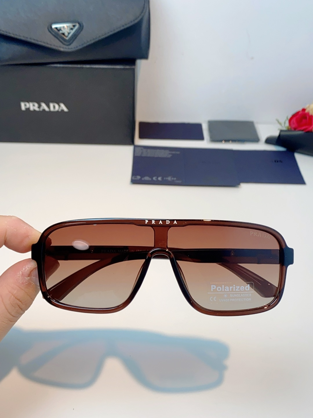 Prada普拉达 2026新款一眼沦陷的奢潮设计，解锁全年穿搭高光，普拉达这款大框飞行员太阳镜，把复古运