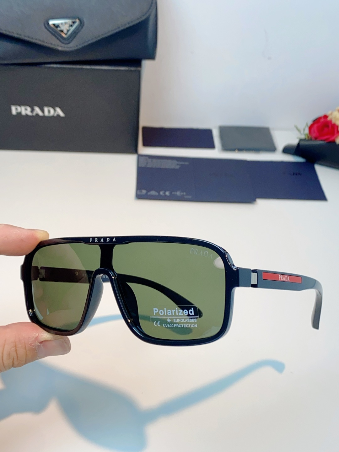 Prada普拉达 2026新款一眼沦陷的奢潮设计，解锁全年穿搭高光，普拉达这款大框飞行员太阳镜，把复古运