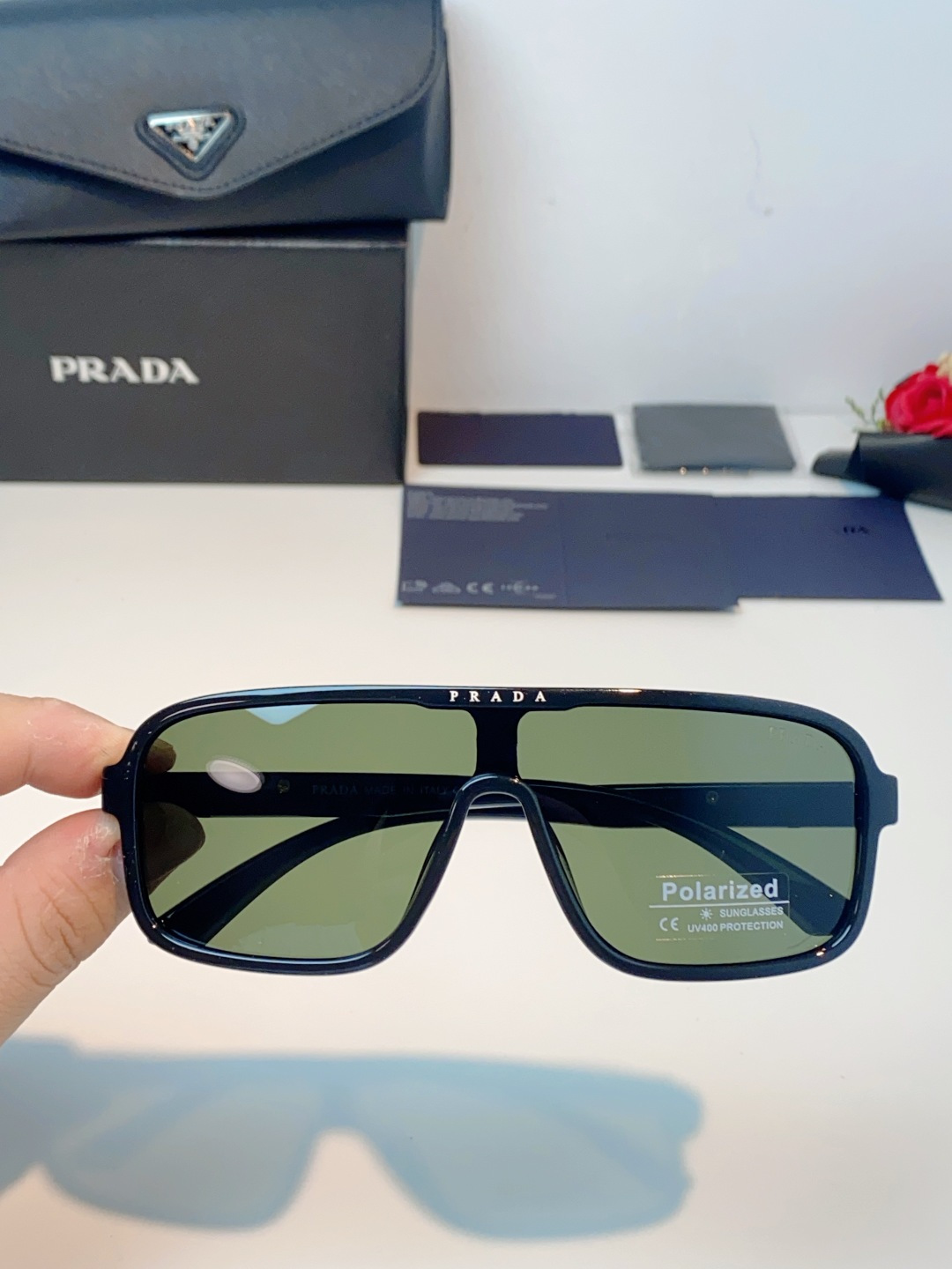 Prada普拉达 2026新款一眼沦陷的奢潮设计，解锁全年穿搭高光，普拉达这款大框飞行员太阳镜，把复古运